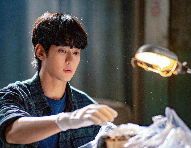 Kim Soo Hyun, ator de Tudo Bem Não Ser Normal, no novo K-drama Knock Off 
